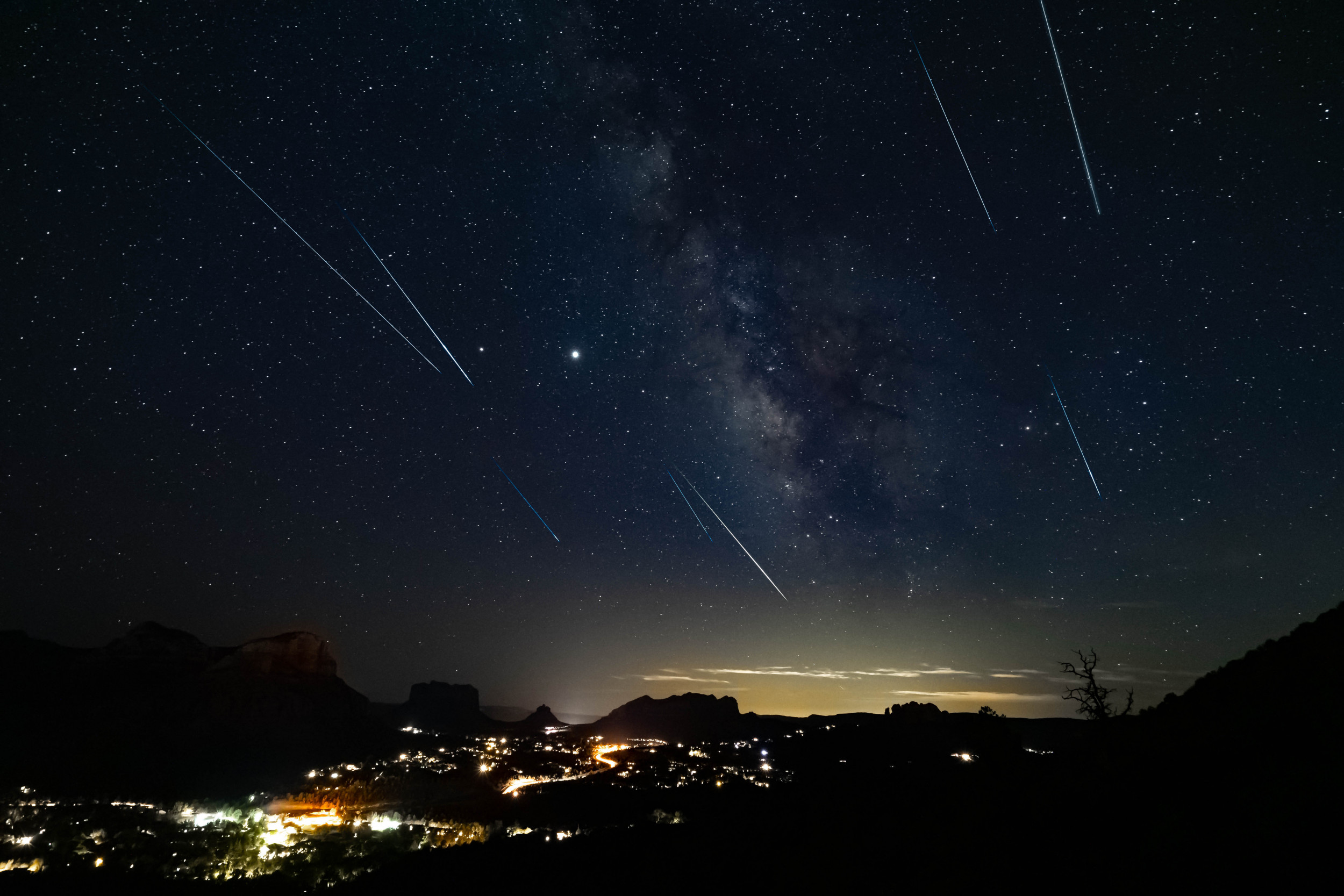 You are currently viewing Mysterious Meteor Shower Lights Up the Night Sky in USA